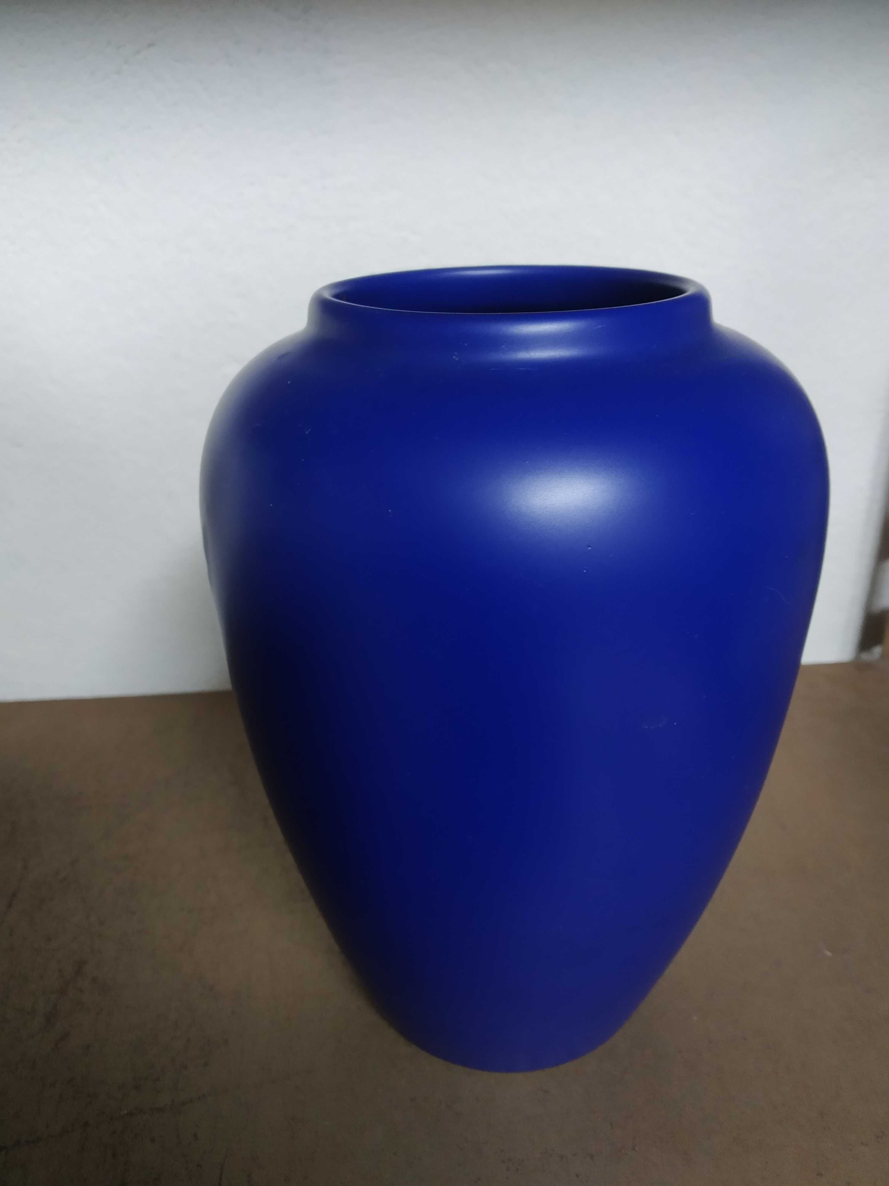 Jarra decorada a estanho e outras jarras e potes