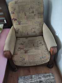 duży fotel w kolorach brązu