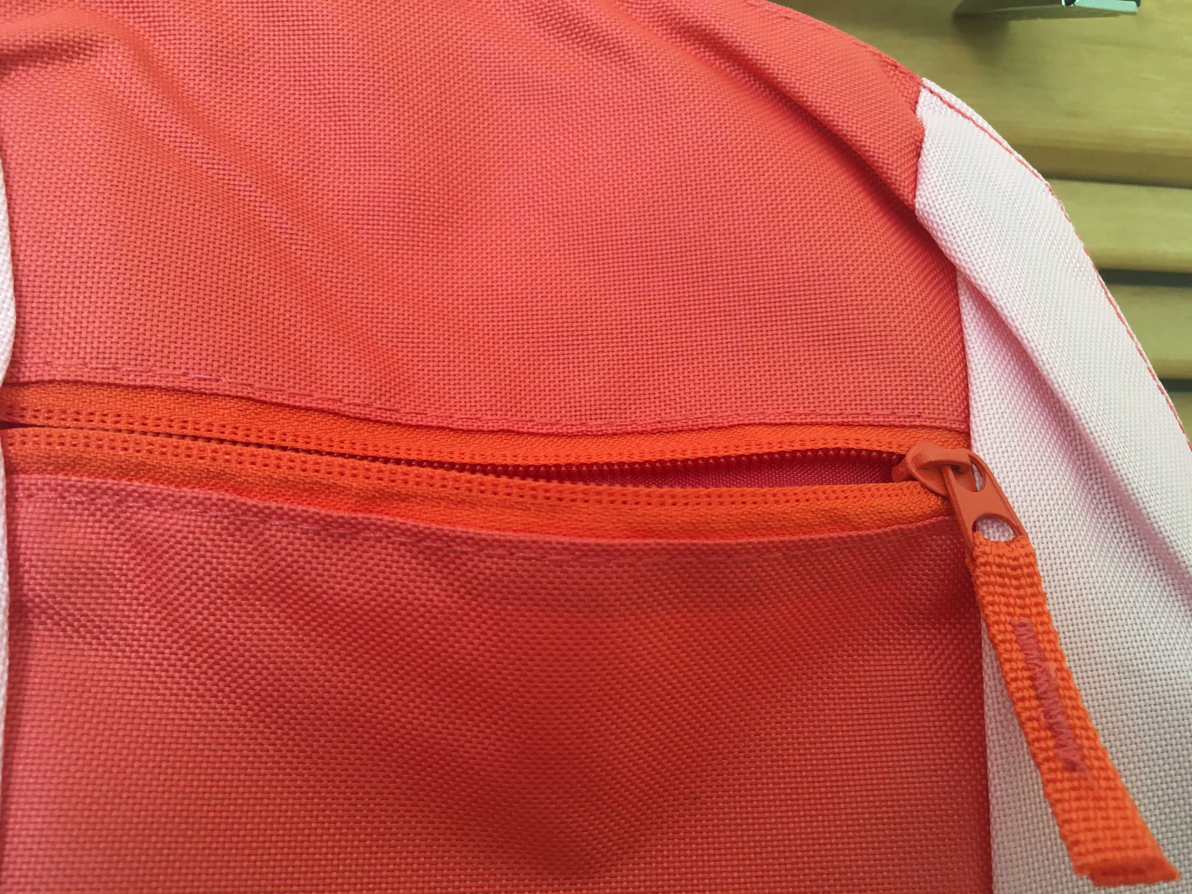 Mochilas com cores,ambas novas com etiquetas