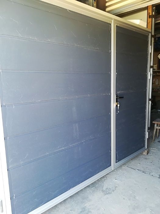 Brama dwuskrzydłowa garażowa segmentowa 2,8 x 2,2 m z drzwiami