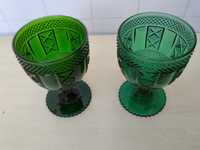 Duas taças antigas verdes de vidro
