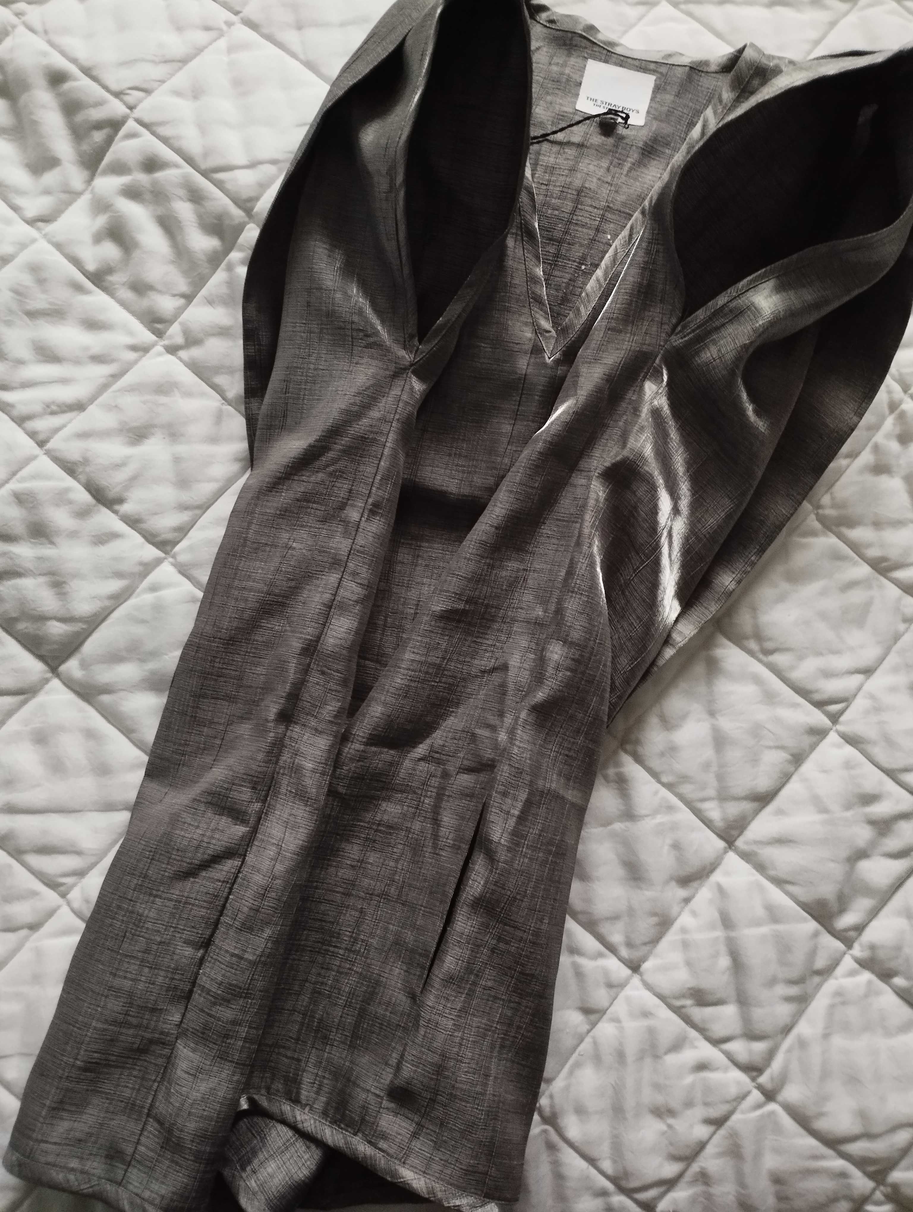 Top comprido cinzento metalizado com bolsos