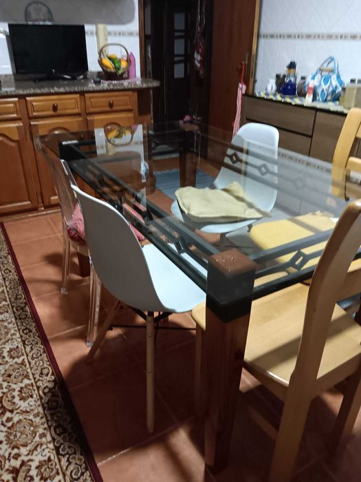 Mesa de vidro sem cadeiras