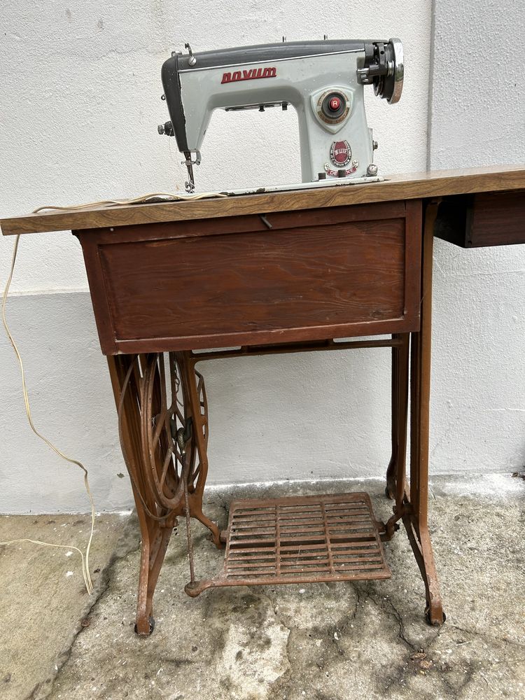Mesa e máquina de costura antiga