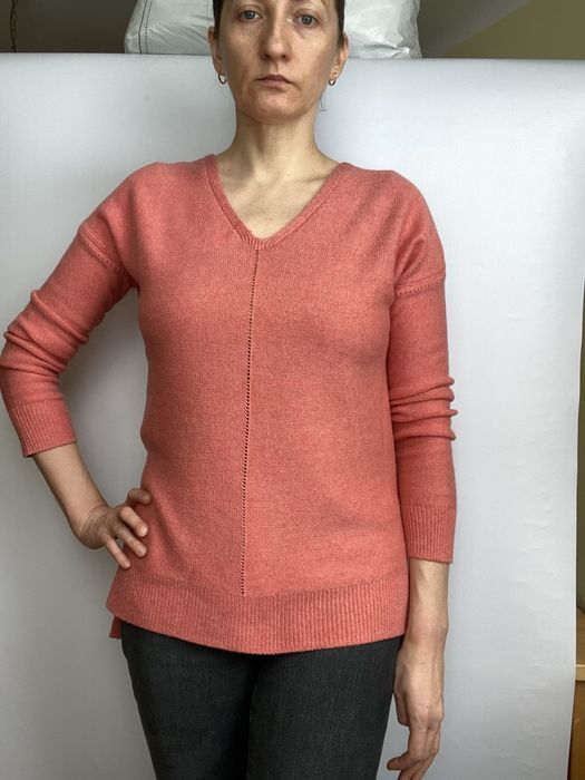 Ażurowy sweter damski z dekoltem w serek koralowy różowy Promod M 38