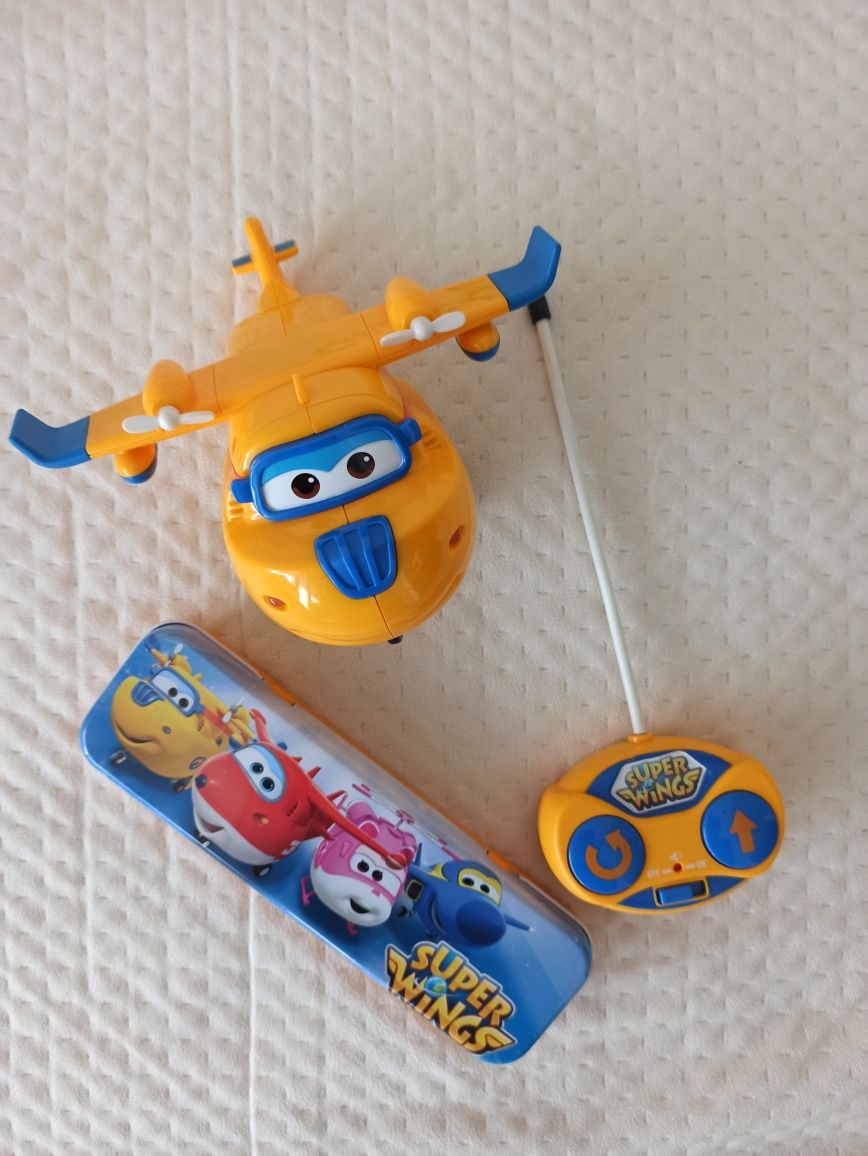 Super Wings samolot z pilotem zdalnego sterowania+ piórnik  metalowy