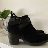 Botas pretas de salto alto