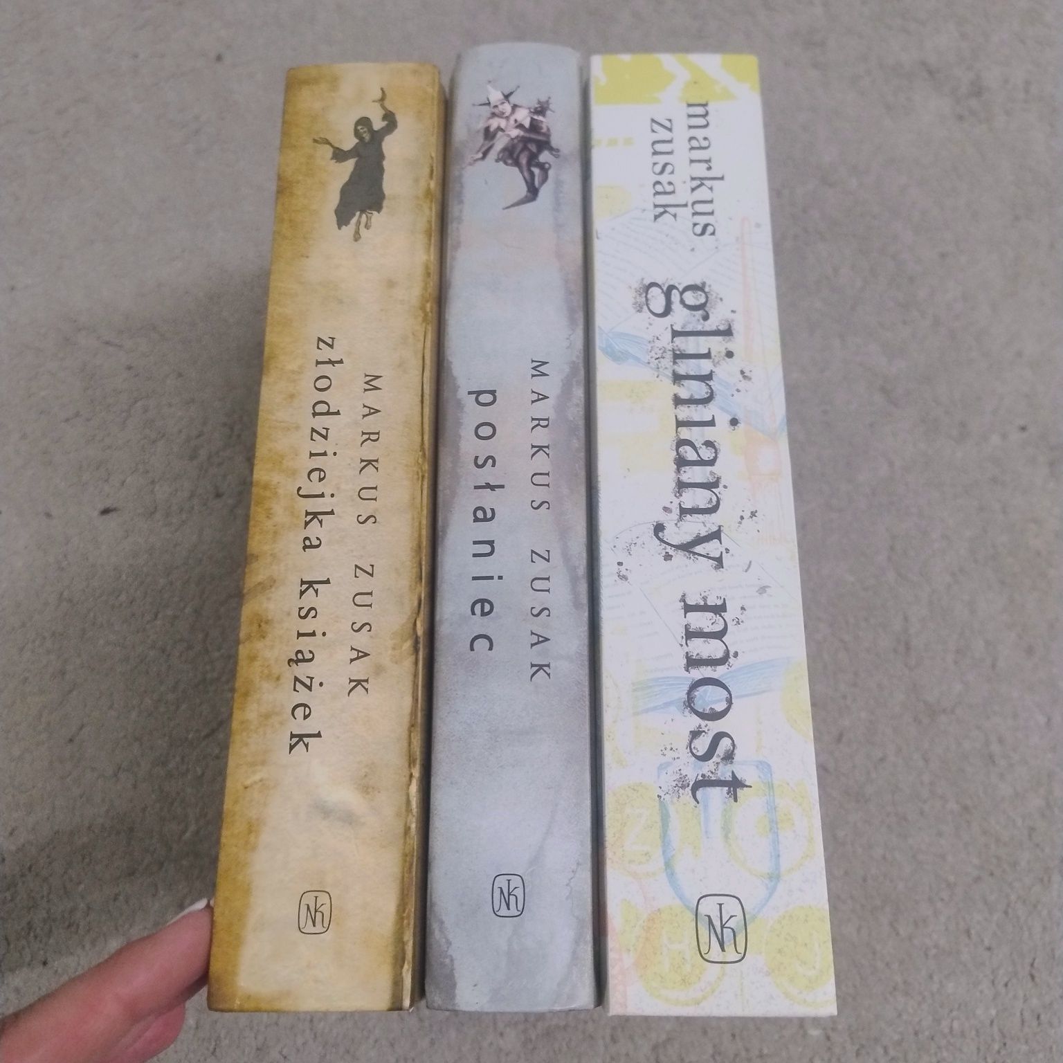 Złodziejka książek Posłaniec Gliniany most Markus Zusak