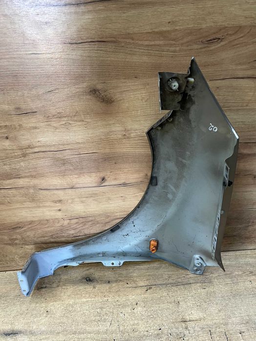 Błotnik przedni prawy Ford Fiesta Mk6 kolor q2