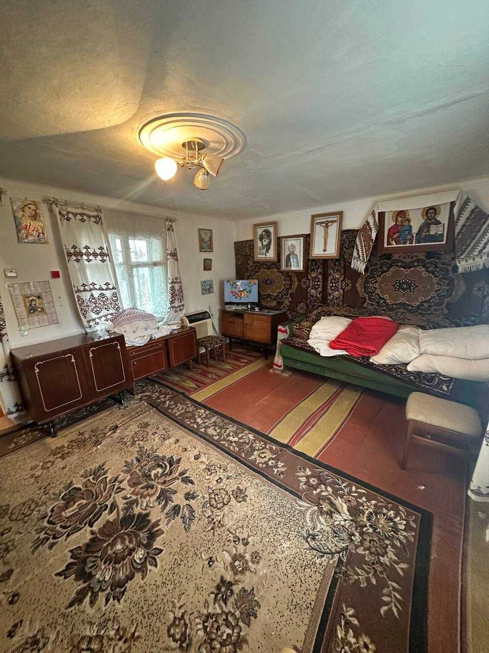 Продається сільський будинок та земельна ділянка, в с. Угринів.
