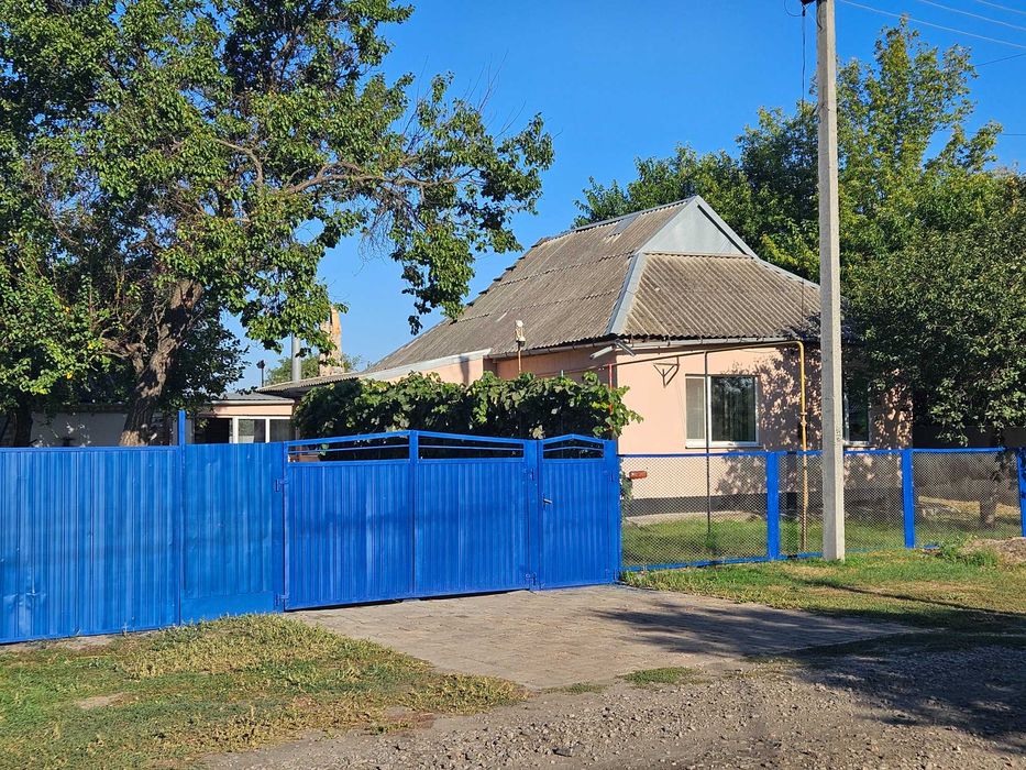 Будинок з великим двором та господарськими будівлями від власника