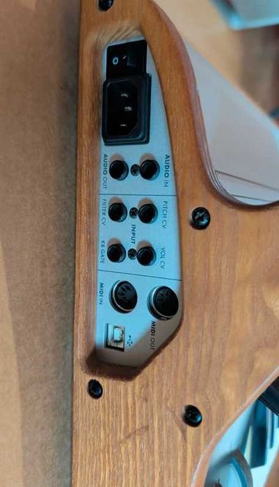 Moog Sub 37 como novo