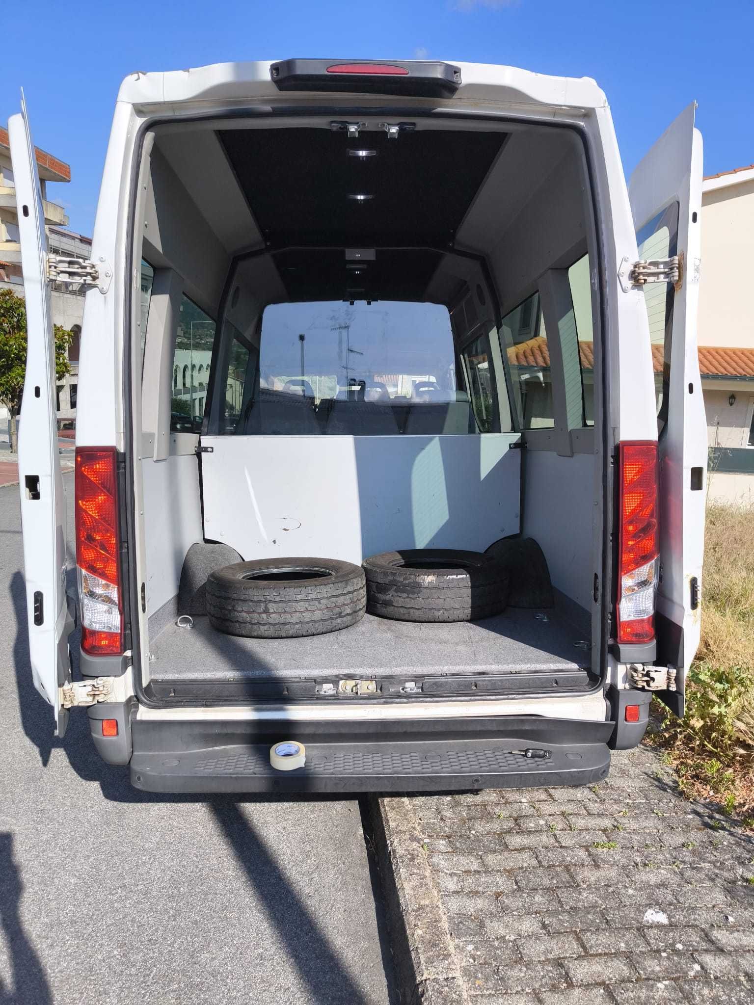 Iveco Daily 35S16 Automática - 9 Lugares