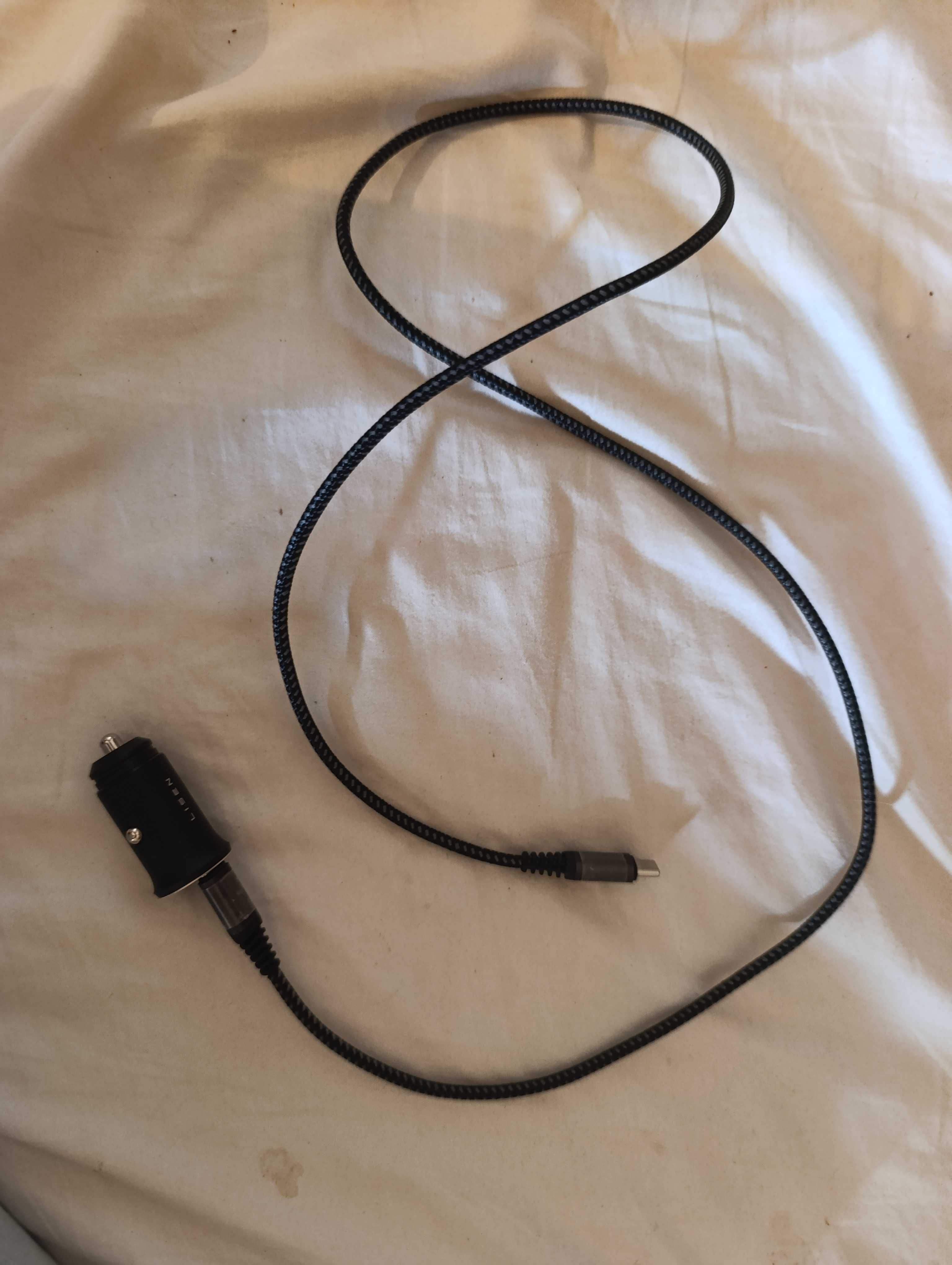 Carregador USB para telemóvel -- para carro, compacto e como novo.