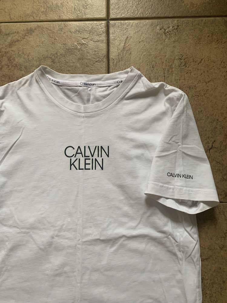 Футболка Calvin Klein. S