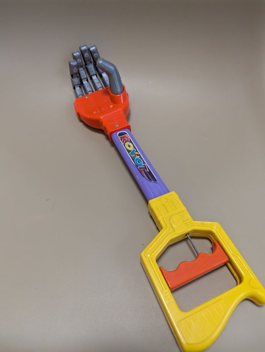 Шолом і меч, рука