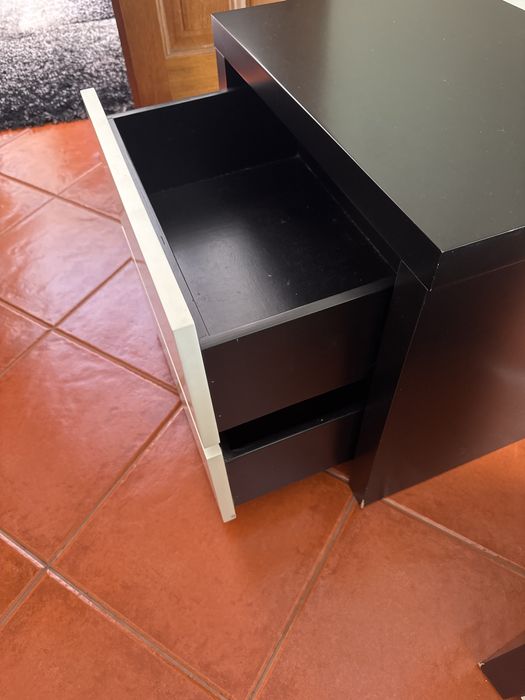 Cama com mesinhas de cabeceira