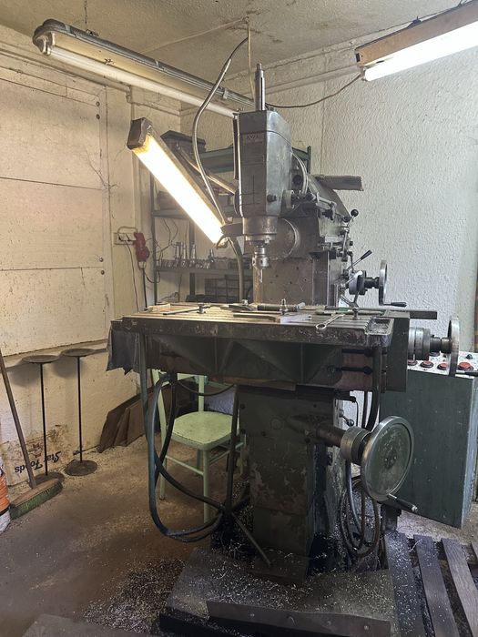 Frezarka uniwersalna