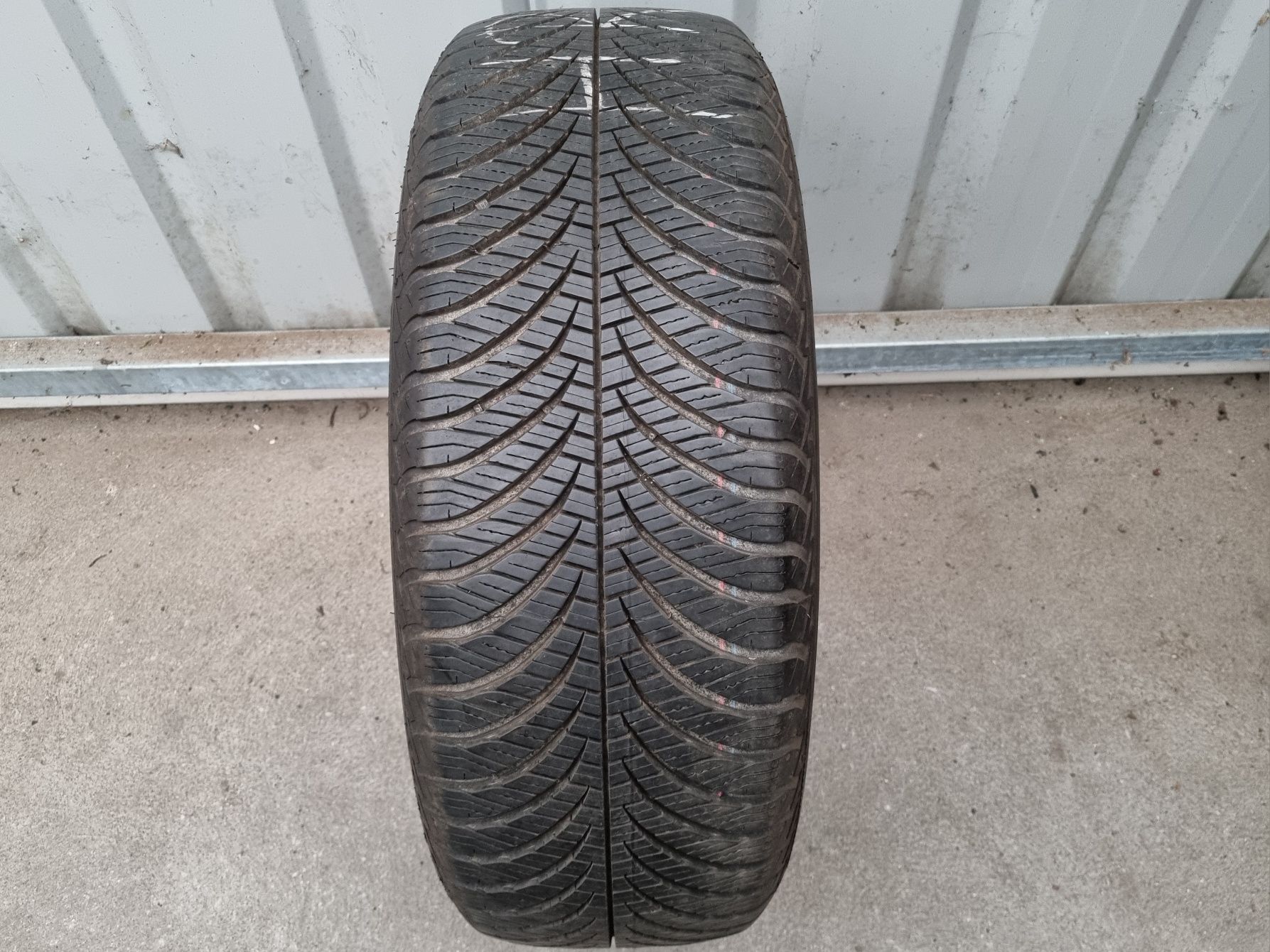 Opona używana 1szt. 215/60/17 Goodyear Vector 4Seasons Gen-2  / 7,8mm