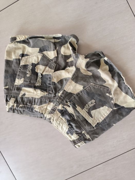Krótkie spodenki/szorty jeansowe 12 (134/140)