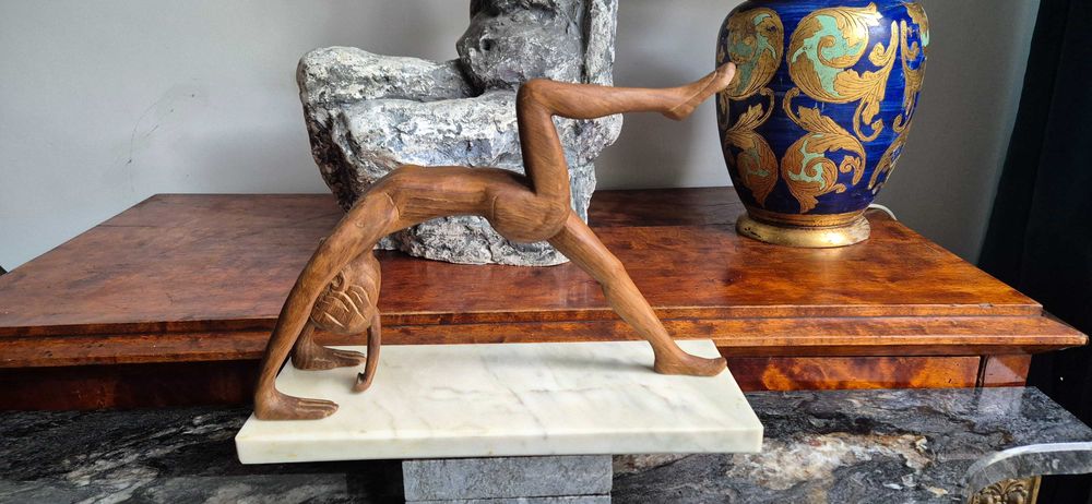 Rzeźba z drewna marmurowy postument Akt kobiecy Gimnastyczka joga