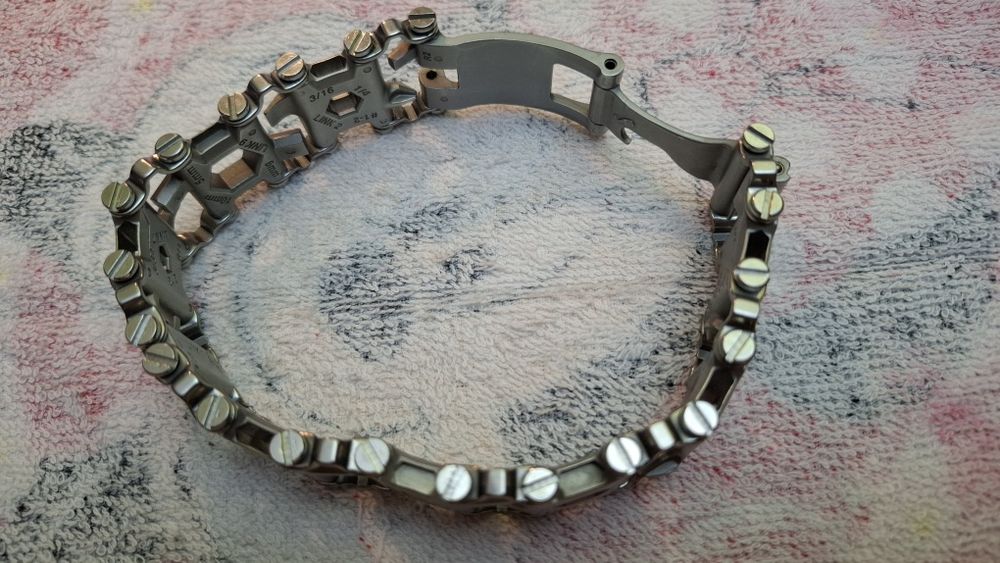 Bransoleta multitool jak Leatherman