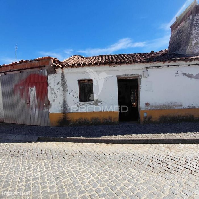 Moradia para reabilitação com quintal em Cunheira