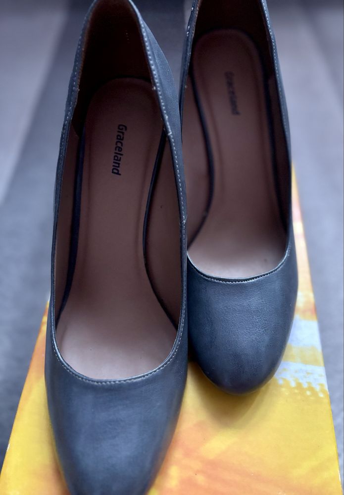 Buty na  obcasie