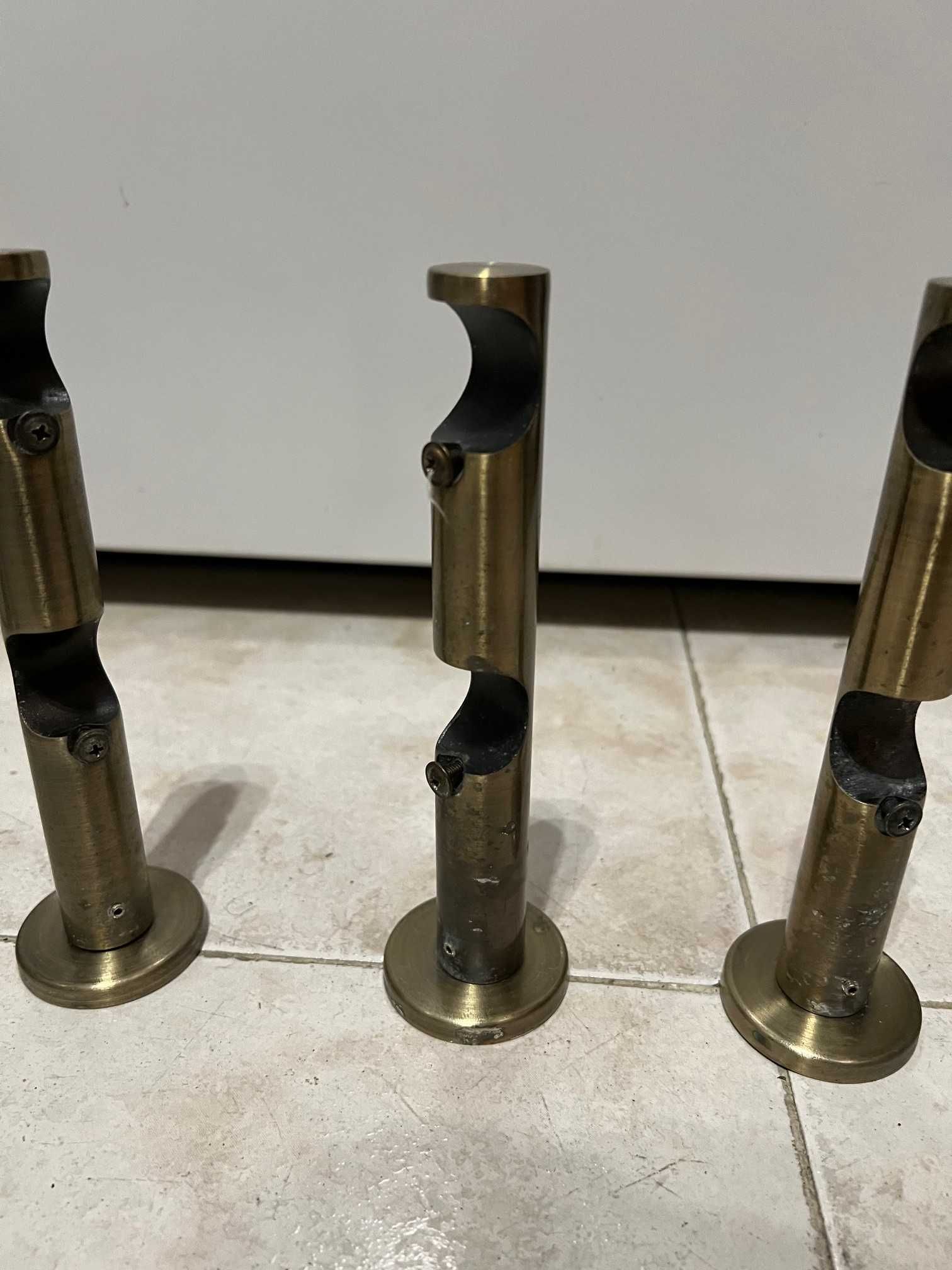 Conjunto de varões e suportes de metal