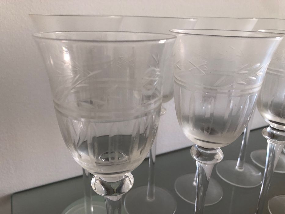 Copos de vidro de vinho tinto e branco