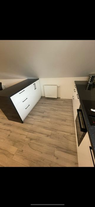 Kuchnia na wymiar z wyspą–nowoczesna,czarno-biała, z brokatowym blatem