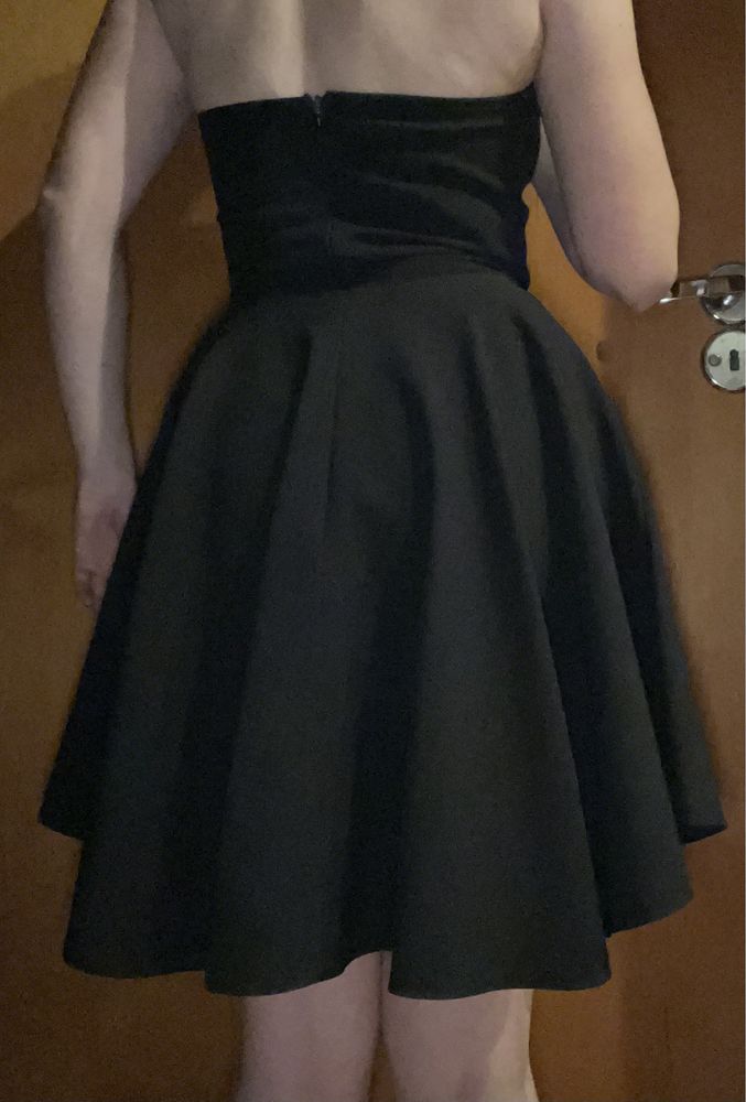 Czarna sukienka rozkloszowana 36