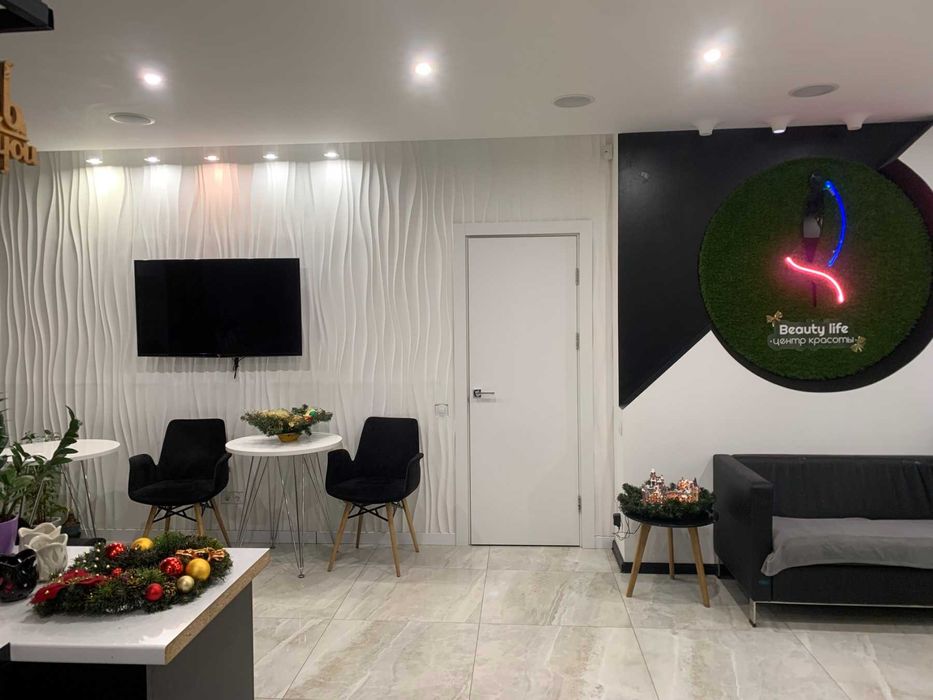 Є Світло в кабінеті 8 м2 кушетка вода в салоні краси Івасюка Оболонь