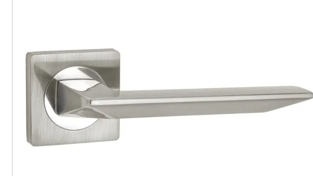 Межкомнатные дверные ручки Ajax на розетке сатин и черный цвет