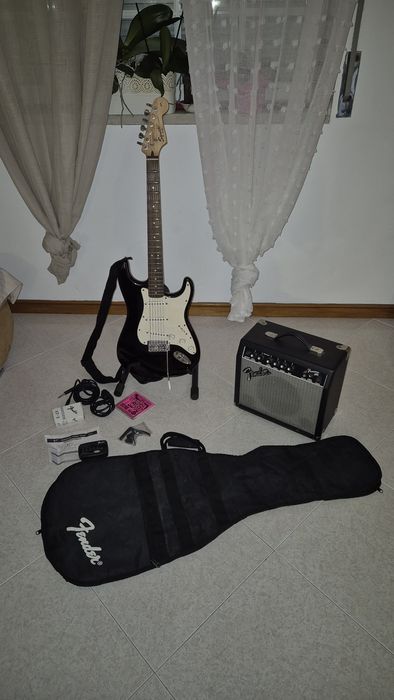 Guitarra Squier Fender e amplificador Fender 15G