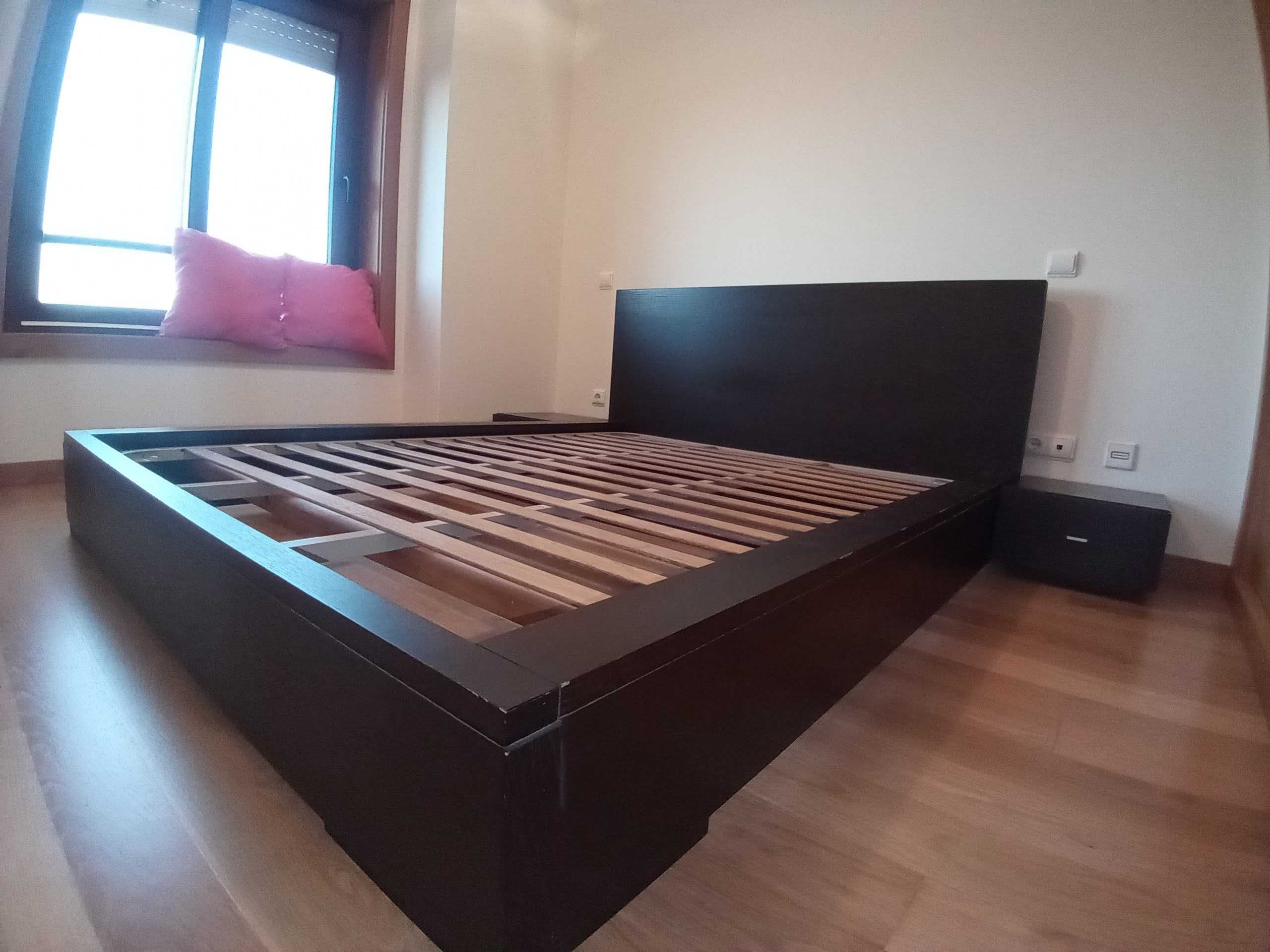 Mobília de Quarto (Cama + Mesas de cabeceira + Estrado)