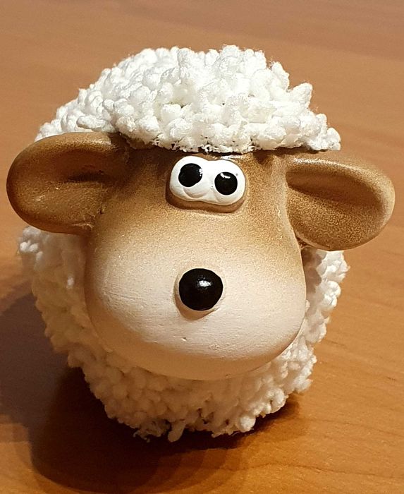 Uroczy baranek wielkanocny. Ozdoba wielkanocna. Baranek na Wielkanoc