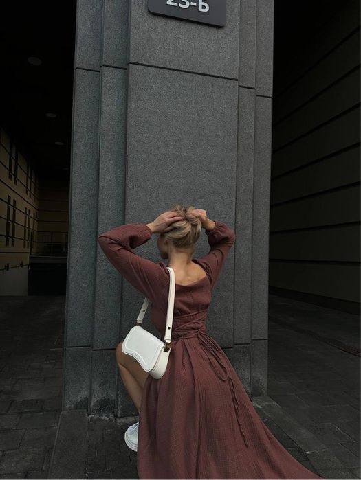 Сукня зі шнурівкою на спині