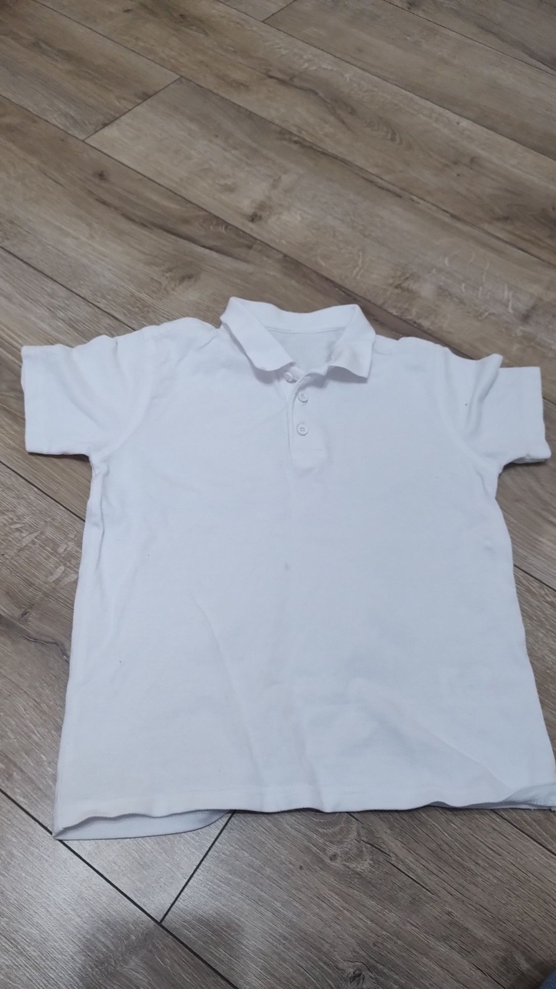 Sprzedam białą koszulkę polo 116/122