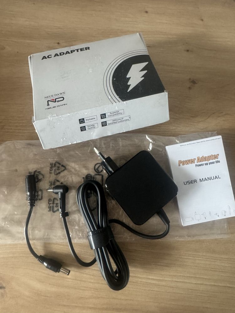 Zasilacz AC Adapter z wymiennymi komcowkami- NOWY