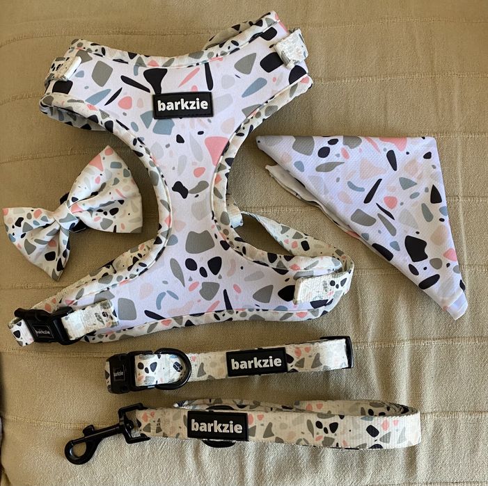 Conjunto trela, coleira, laço, porta sacos e lenço