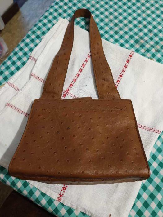 Carteira castanha mini, da Mango