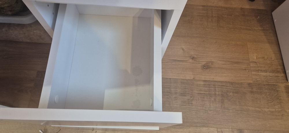 Biała toaletka z lustrem oraz oświetleniem