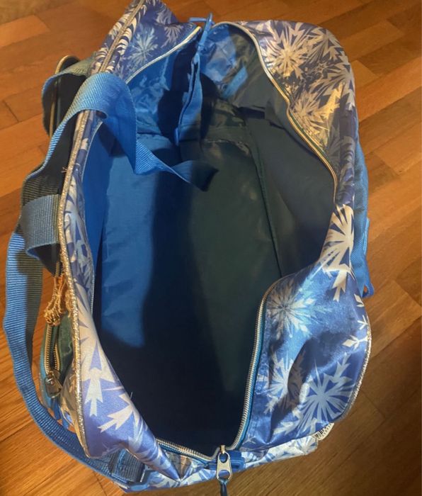 talheres , pratos , copos, ,radio pilhas, coilcha , saco/mala