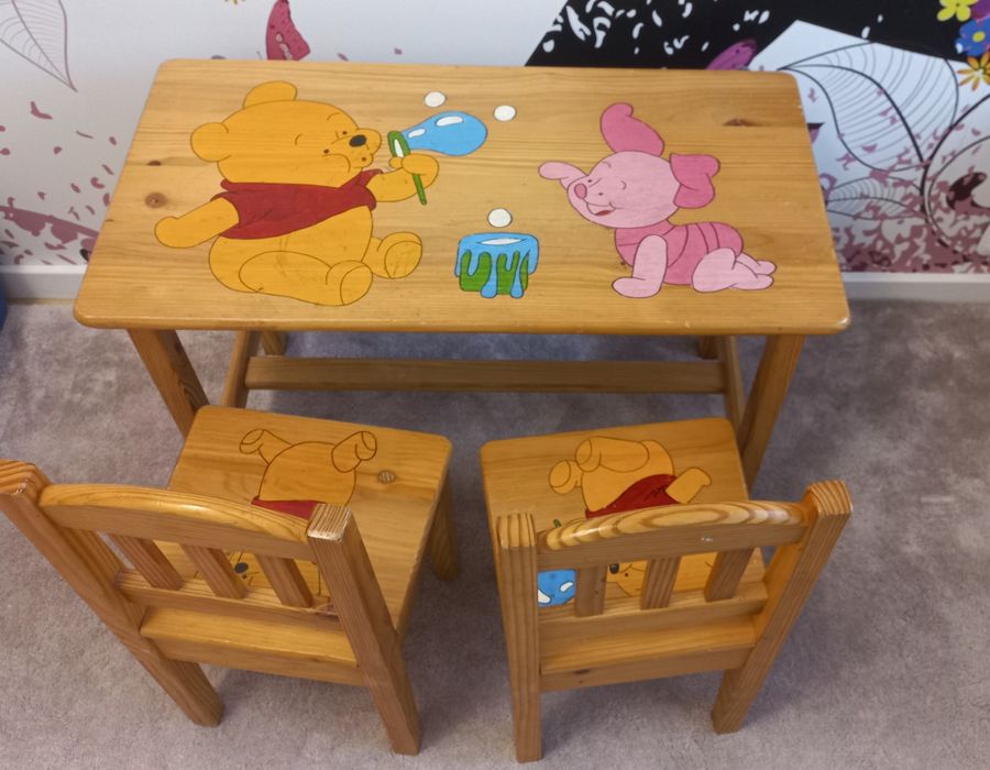 stol, 2 krzesla Kubus Puchatek stolik drewniany sosnowy