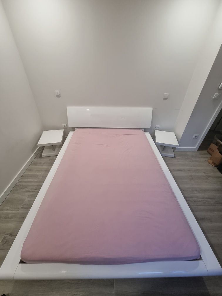 Cama de Casal em Branco Lacado com Brilho
