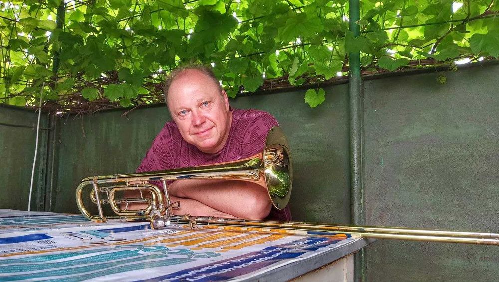 Тромбонист. Поиграю в оркестре на тромбоне.