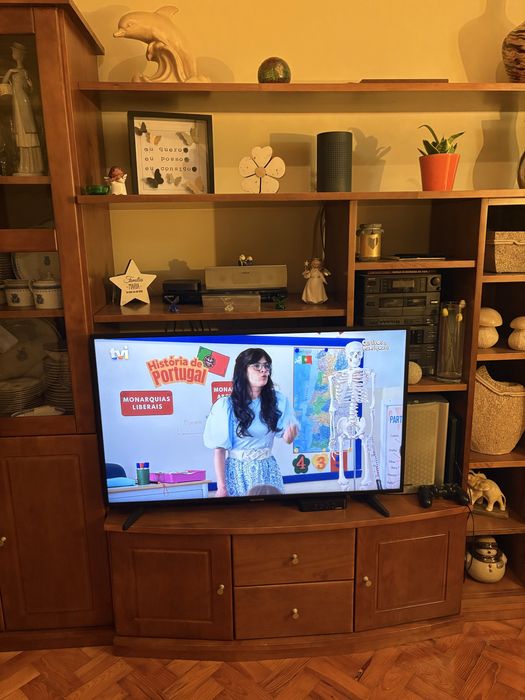 Movel de sala, 5 estrelas, madeira maciça, com muita arrumaçao