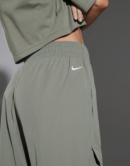 Трендові штани парашути Nike w nsw cargo woven gls fz4637-053