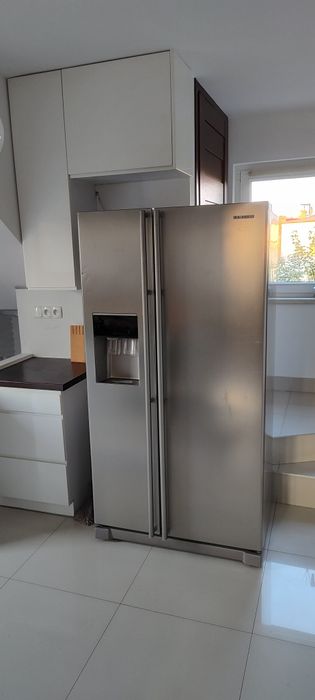 Lodówka dwudrzwiowa z kostkarką lodu